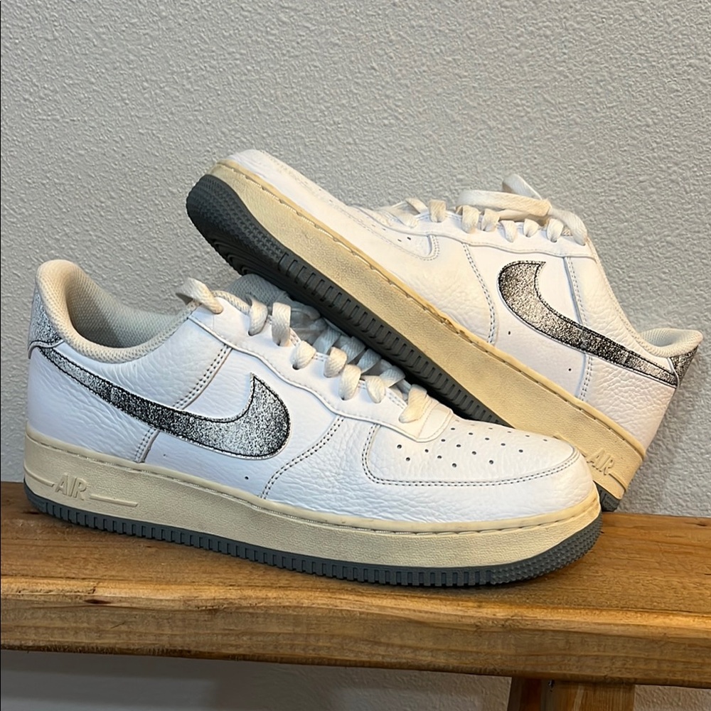 Nike Air Force 1 white leather sneaker w/ silver swish like new Men’s size 10 - Picture 2 of 7